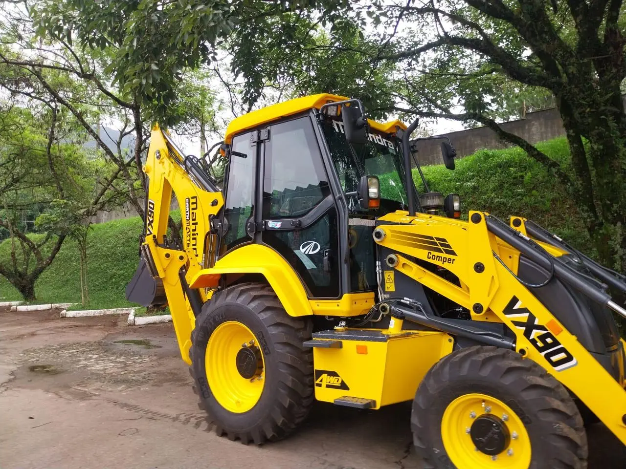 Retroescavadeira Mahindra VX90 nova da Forte Máquinas Locações